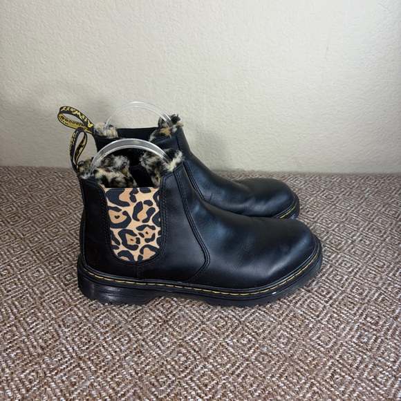 Dr. Martens Shoes - DR. MARTENS AIR WAIR BOOTS SZ 6L BLACK LEATHER W/ FAUX LEOPARD FUR LINING GRUNGE